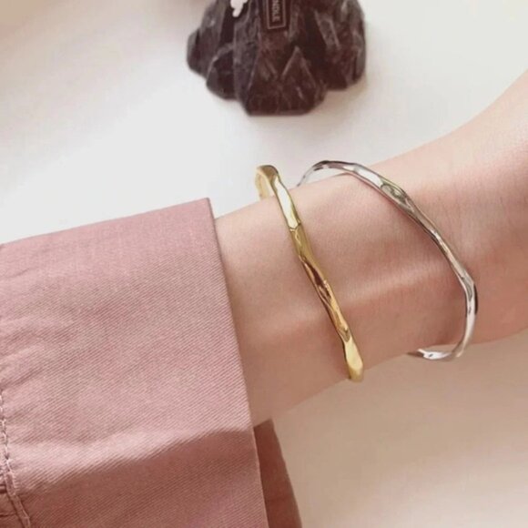 925 Sterling Silver Minimalist Thin Wavy Bangle Cuff Bracelet (Silver or Gold) - Picture 1 of 7